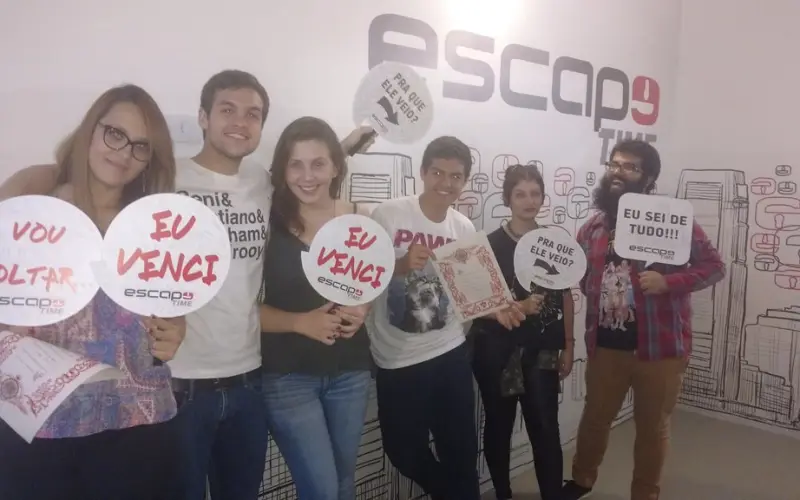 Grupo comemorando a fuga