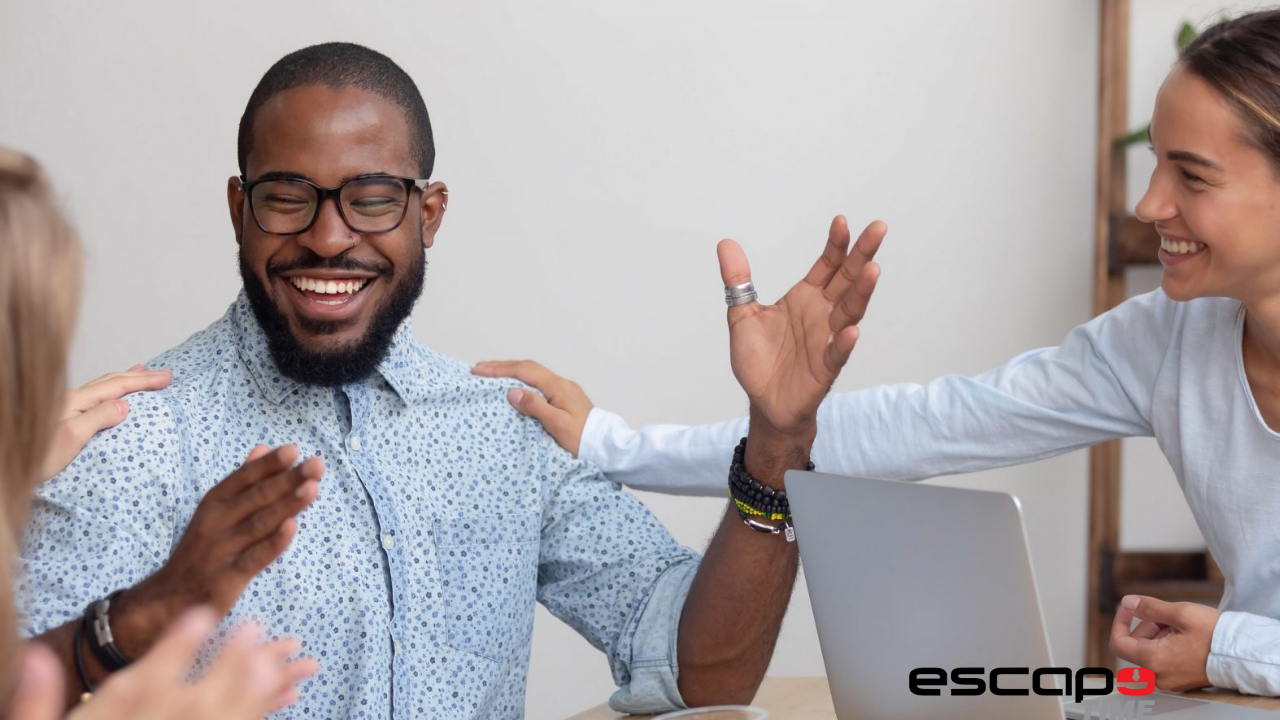 4 maneiras de demonstrar reconhecimento profissional aos colaboradores